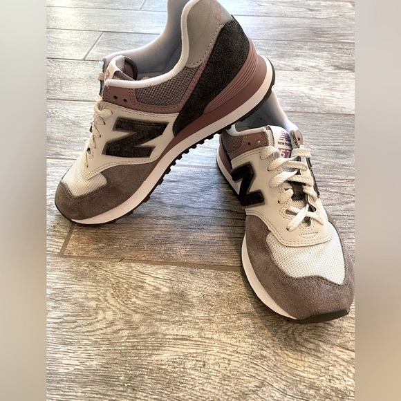 New Balance 574 Women's Sneakers in grey and purple - Picture 1 of 6